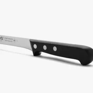 Cuchillo jamonero Arcos Universal sobre una tabla de cortar