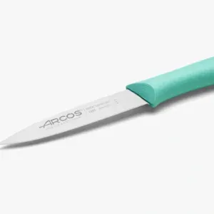 Cuchillo mondador Arcos Serie Nova sobre tabla de cortar