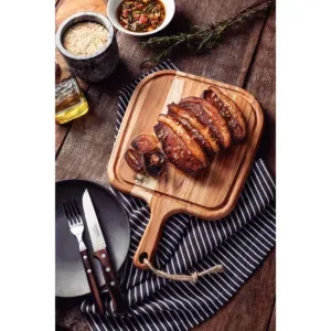 Detalle de la veta de la madera de teca en una tabla de cocina