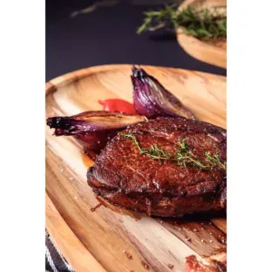 Detalle de la superficie de la bandeja de teca con acabado en aceite