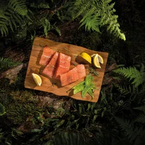 Tabla de corte de madera de teca Tramontina Savia de 40x28 cm en una cocina