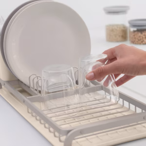 Detalle del recipiente para cubiertos extraíble del escurreplatos Brabantia
