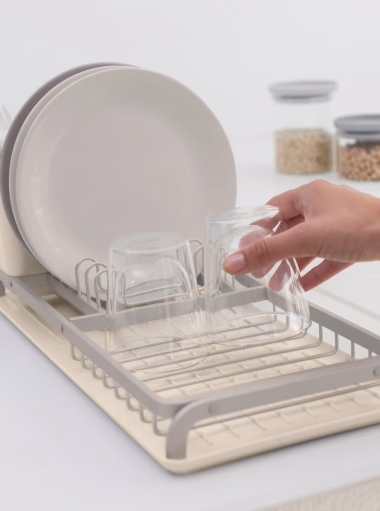 Detalle del recipiente para cubiertos extraíble del escurreplatos Brabantia