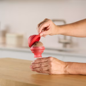 Helado casero desmoldado de un molde Lékué Lollipop con su palo