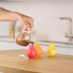 Detalle de la boca en forma de embudo de un molde de helado Lékué