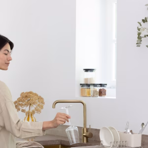 Escurreplatos Brabantia beige con bandeja recogegotas