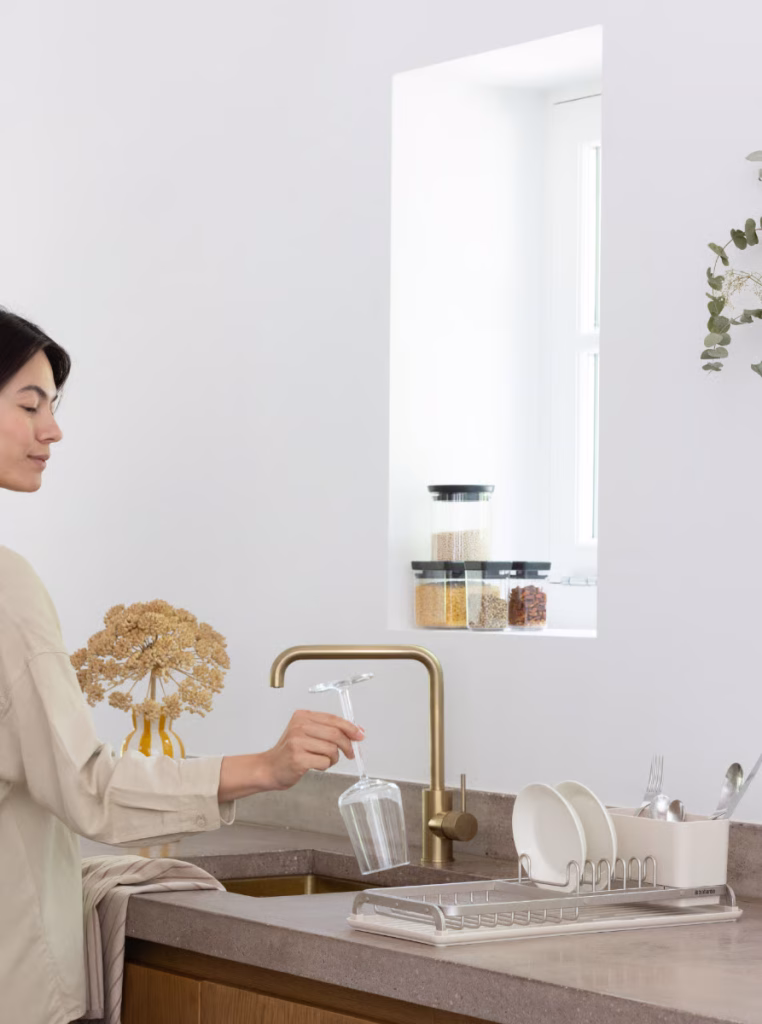 Escurreplatos Brabantia beige con bandeja recogegotas