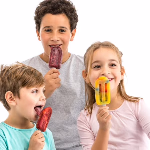 Persona desmoldando un polo de fruta de un molde Lékué