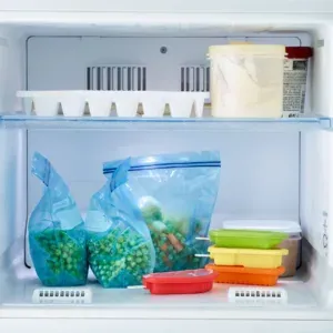 Detalle de la flexibilidad de un molde de helado Lékué de silicona platino