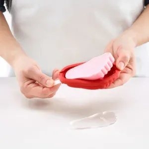 Moldes de helado Lékué apilados en un congelador, mostrando sus tapas protectoras