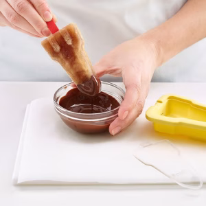 Primer plano de un molde de helado Lékué con forma de cohete lleno de helado