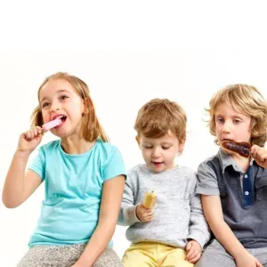 Moldes de helado de silicona Lékué en colores variados con palos insertados