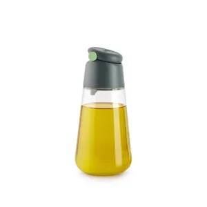 Aceitera Lékué Grey de 400 ml con tapa cerrada