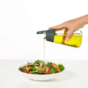 Detalle de la tapa de la aceitera Lékué con botón de apertura