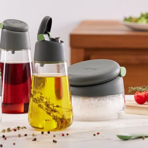 Aceitera Lékué Grey de 400 ml en un ambiente de cocina