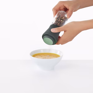 Molinillo de sal y pimienta Lékué junto a otros utensilios de cocina