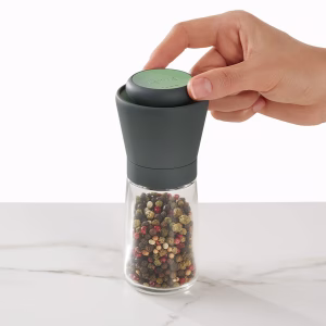 Vista superior del molinillo Lékué mostrando el regulador de grano en forma de disco