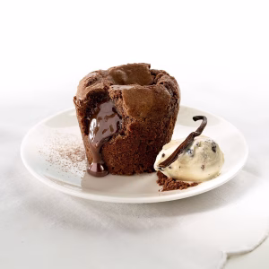 Coulants de chocolate recién hechos en moldes de silicona