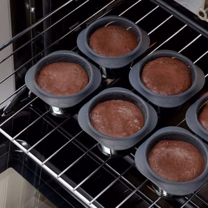 Moldes de silicona negros apilados para ahorrar espacio