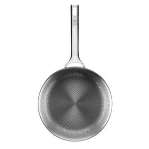 Sartén BRA The One Titanium de 20 cm en uso con alimentos