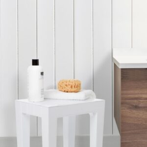 Detalle del grabado de imitación madera en la superficie del taburete de ducha