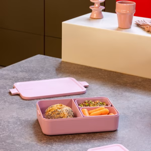Tupper bento de plástico gris con separador y dos pequeños recipientes